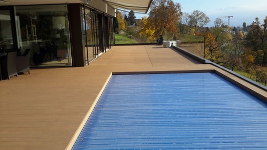 Pool Terrasse mit Eco Deck Slim in der Farbe Walnuss