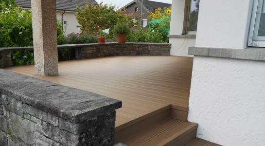 Renovierte Terrasse mit Eco Deck Classic in Walnuss