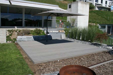 Sitzplatz mit eingebautem Sonnenschutz-Eco Deck Classic in Steingrau